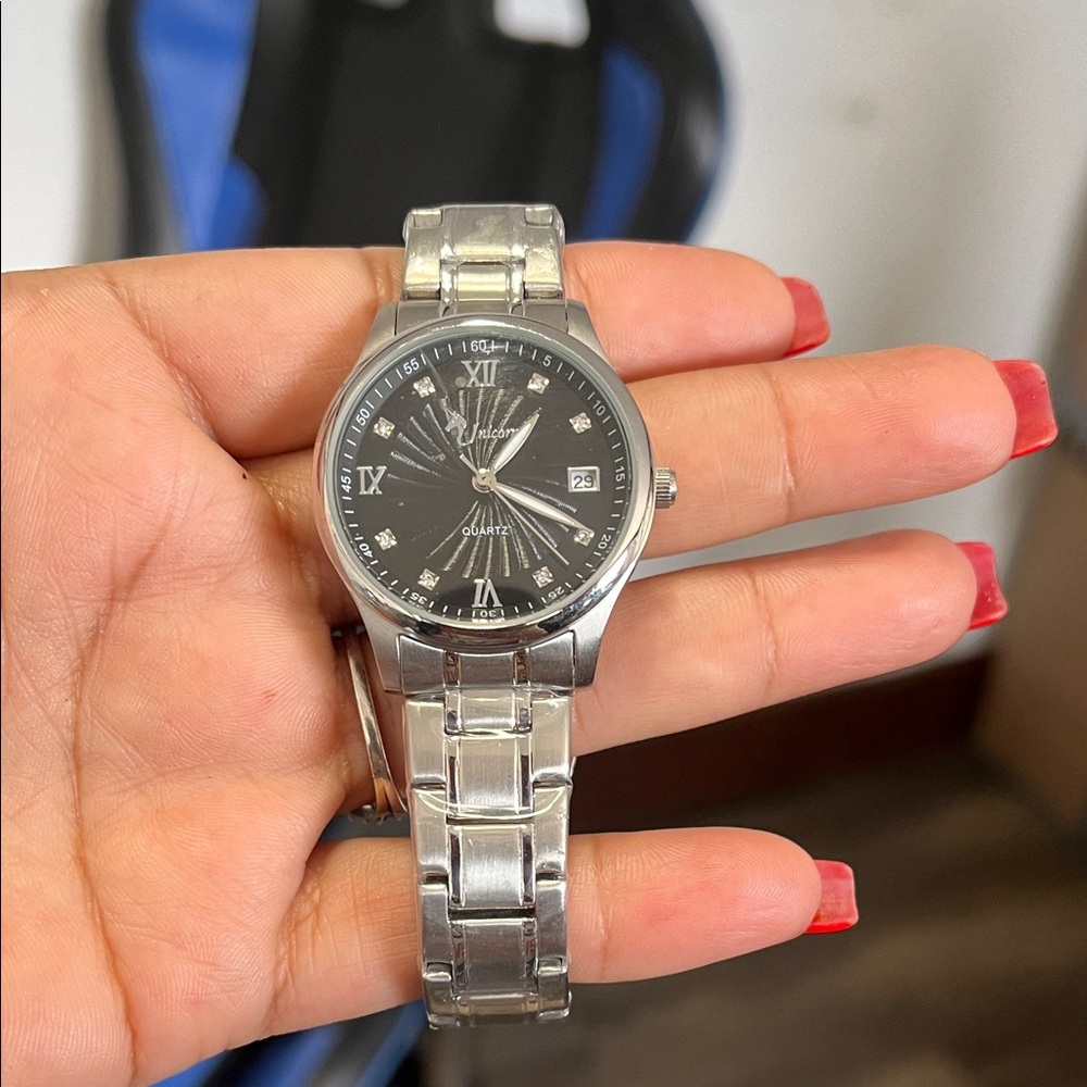 Sophisticated Black and Silver Men's Quartz Watch